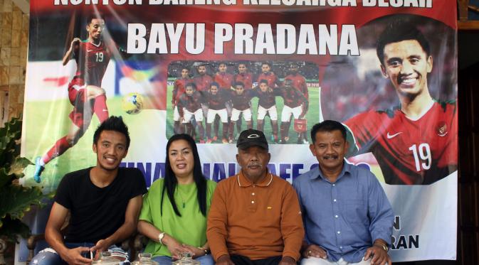 Bayu Pradana berkumpul bersama keluarga setelah bermain di Piala AFF 2016. (Bola.com/Romi Syahputra)