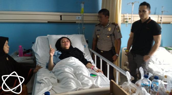 Farah Dibba saat bersama Fadlan di rumah sakit. Kondisinya cukup memprihatinkan. (Deki Prayoga/Bintang.com)