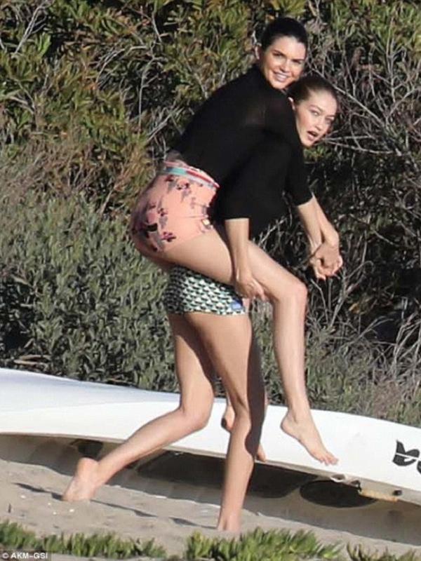 Kendall Jenner dan Gigi Hadid dalam pemotretan produk pakaian renang. (Foto: Dailymail)