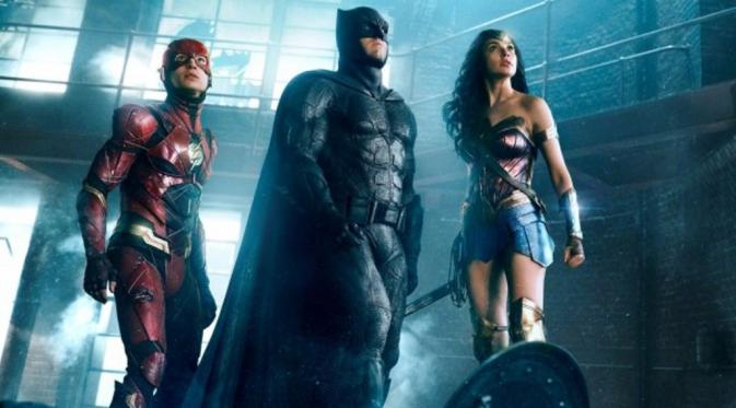 Rilis foto baru, yuk intip bersatunya Wonder Woman, Batman dan The Flash di film Justice League. (Via: Entertainment Weekly)