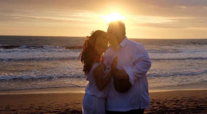 Romantisnya Vanessa Angel dan Didi Mahardika lihat sunset di pinggir pantai (Foto:Instagram)
