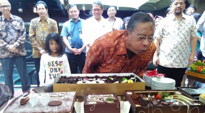 Menteri Koordinator Bidang Perekonomian, Darmin Nasution ‎mendapat kejutan di hari ulang tahunnya yang ke-68.