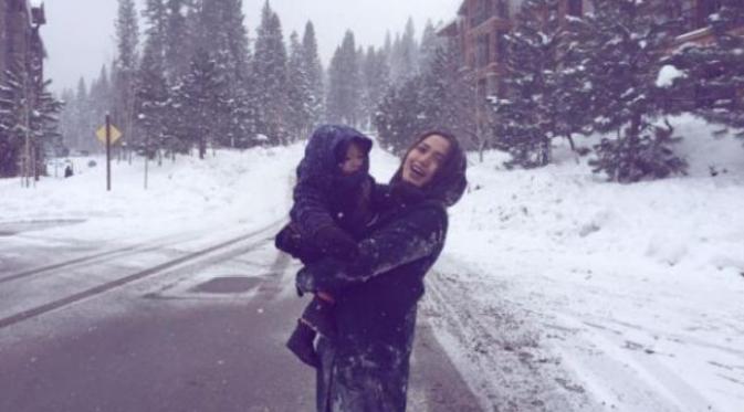 Jessica Iskandar dan putranya, El Barack di Amerika Serikat. (Instagram - @inijedar)
