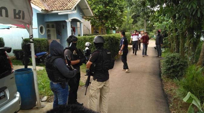  Densus 88 tangkap dan tembak tiga orang terduga teroris di sebuah kontrakan di daerah Kelurahan Babakan Kecamatan Setu, Kota Tangerang Selatan