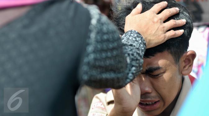 Anggota Kwarnas Gerakan Pramuka menangis sambil membasuh kaki ibunya di Taman Wiladatika Cibubur, Jakarta, Rabu (21/12). Memperingati Hari Ibu 2016, Kwarnas Gerakan Pramuka menggelar kegiatan 
