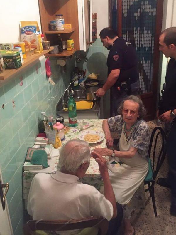 Polisi membuat makanan bagi pasangan lansia yang ditemukan tengah menangis berdua. (Via: boredpanda.com)