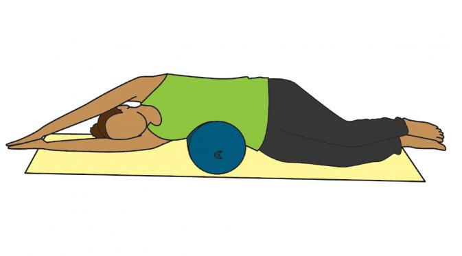 Pose yoga sebelum tidur ini dapat membuat tidur lebih nyenyak.