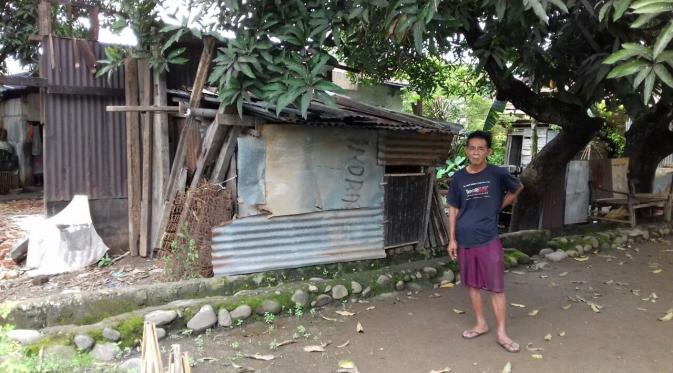 Hamid Daeng Bali, warga Jalan Kamboja, Kelurahan Batang Kaluku,  Kecamatan Somba Opu, kabupaten Gowa, Sulawesi Selatan ini telah 10 tahun  tinggal dirumah yang ia bangun dari rangkaian seng dan kayu bekas. (Liputan6.com/Fauzan Sulaiman)