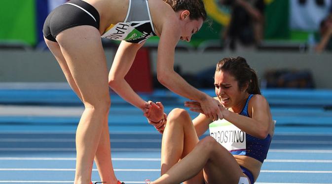 Nikki Hamblin pelari Olimpiade dari Selandia Baru menolong Abbey D’Agostino asal Amerika yang terjatuuh. (Via: boredpanda.com)