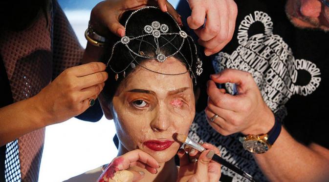 Reshma Quereshi, model yang juga korban air keras didandani sebelum tampil di NYFW. (Via: boredpanda.com)