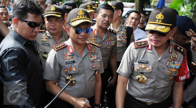 Kapolri Jenderal Tito Karnavian setibanya di lokasi penggerebekan teroris Tangerang Selatan (Tangsel), Banten, Rabu (21/12). Penggerebekan terduga teroris di Tangsel merupakan hasil pengembangan dari kasus bom panci di Bekasi. (Liputan6.com/Helmi Afandi)