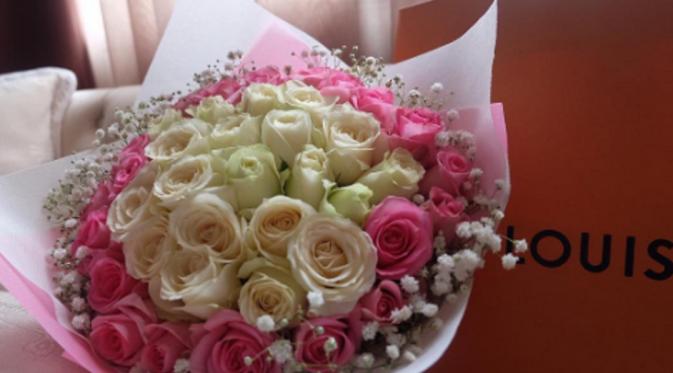 Buket bunga mawar yang diterima Bella Shofie. (Instagram/bellashofie5292) 