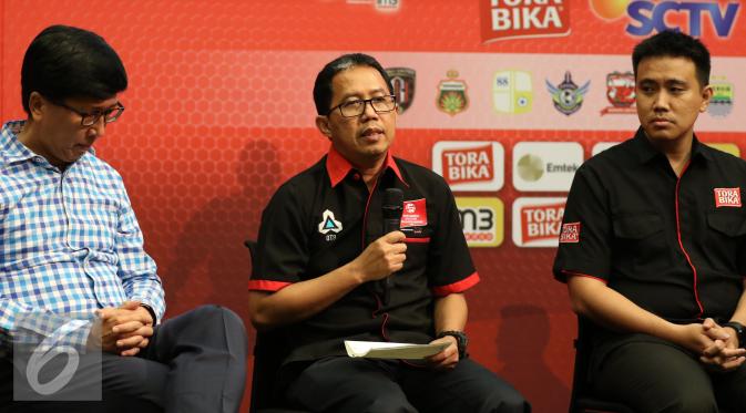 Direktur Utama PT Gelora Trisula Semesta, Joko Driyono memberikan keterangan kepada wartawan saat press conference Torabika Soccer Championship di Main Hall SCTV, Jakarta, Rabu (21/12). (Liputan6.com/Gempur M. Surya)