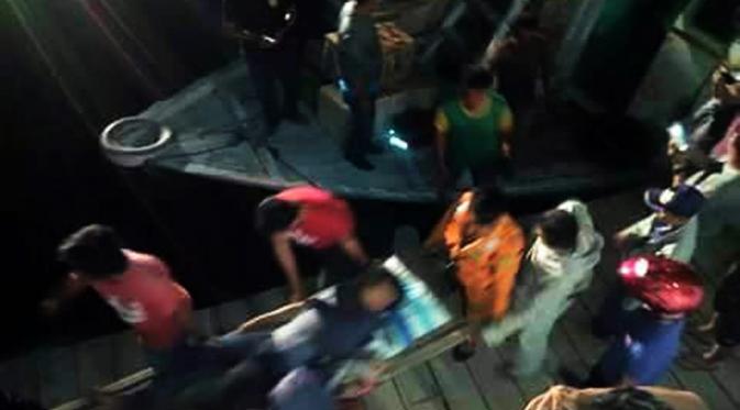 Seorang pria secara brutal membacok sejumlah penumpang KM Usaha Baru rute Kota Luwuk-Kabupaten Banggai Laut, Sulawesi Tengah. (Liputan6.com/Fauzan)