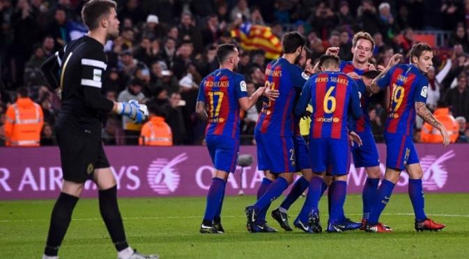 Pemain Barcelona merayakan salah satu gol mereka ke gawang Hercules. (AFP/Josep lago)