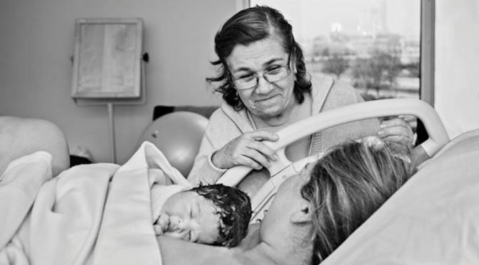 Ibu berada di samping anak saat melahirkan. (Via: boredpanda.com)