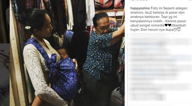 Happy Salma cuek ke pasar gendong anak pakai kain tradisional (Foto:Instagram)
