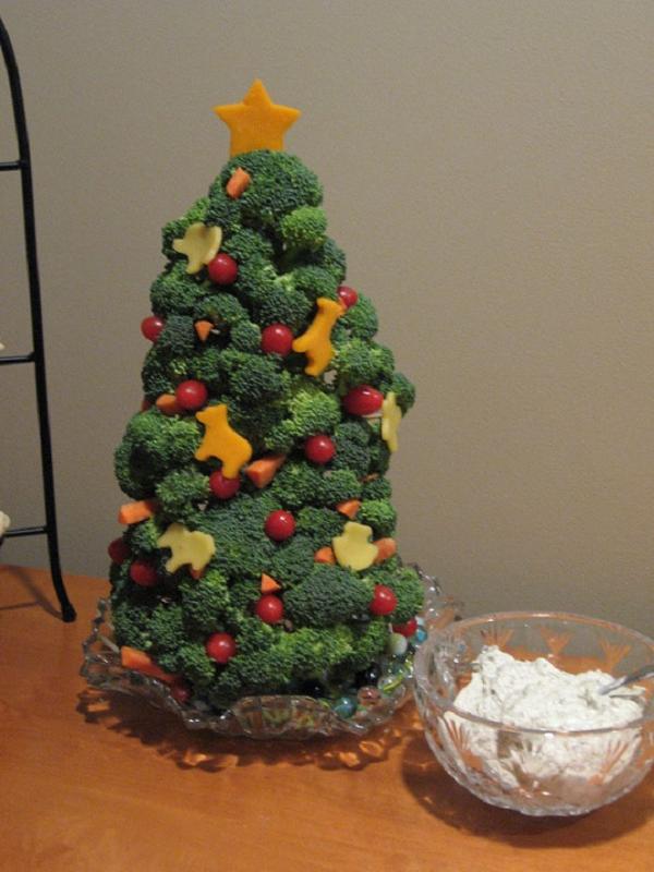 Kreasi pohon natal dari sayuran (foto : boredpanda.com)