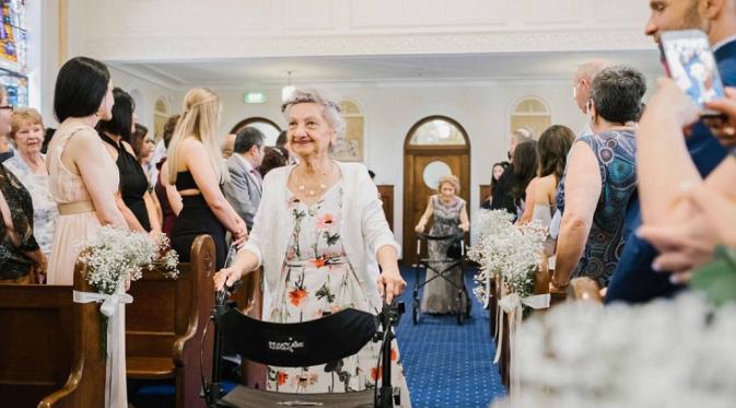Pasangan pengantin antimainstream, memilih nenek-neneknya jadi pengiring menuju pelaminan. (Foto: dailymail.co.uk)