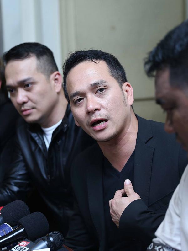 Fadli Akhmad dan Fadlan Muhammad saat menggelar jumpa pers tentang penganiayaan adiknya, Farah Dibba (Nurwahyunan/Bintang.com)