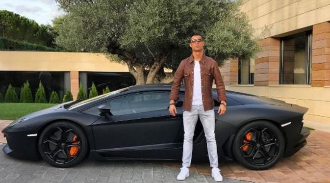 Cristiano Ronaldo pamer mobil Lamborghini Aventador miliknya. (www.instagram.com/cristiano)