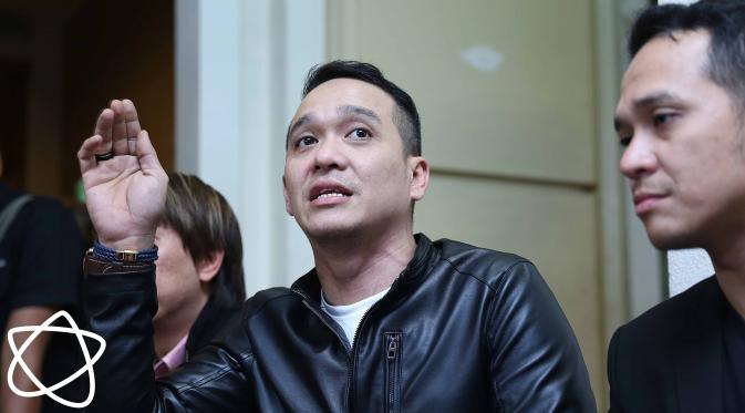 Fadli Akhmad dan Fadlan Muhammad saat menggelar jumpa pers tentang penganiayaan adiknya, Farah Dibba (Nurwahyunan/Bintang.com)