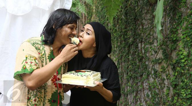Ria Irawan dan Mayky Wongkar memakan kue merayakan pernikahannya di kediamannya di Lebak Bulus, Jakarta, Jumat (23/12). Diketahui suami Ria adalah asistennya yang sudah mendampinginya selama 12 tahun terakhir. (Liputan6.com/Herman Zakharia)