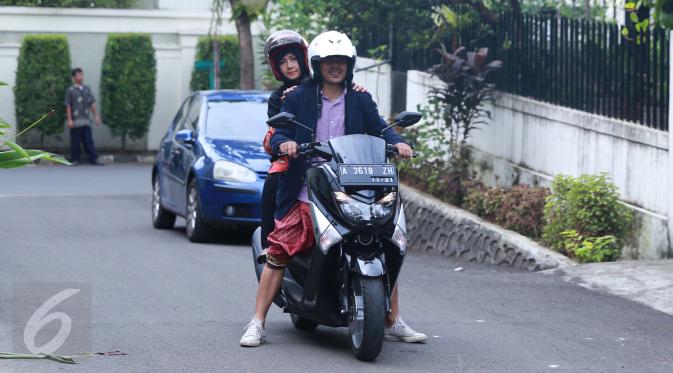 Ria Irawan dan Mayky Wongkar mengendarai motor usai melangsungkan pernikahan di KUA Lebak Bulus, Jakarta, Jumat (23/12). Sebelumnya, Ria pernah menikah dengan pengusaha bernama Yuma Wiranatakusumah pada 1997 silam. (Liputan6.com/Herman Zakharia)