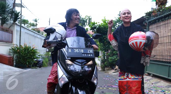 Ria Irawan dan Mayky Wongkar setelah resmi menikah. (Liputan6.com/Herman Zakharia)