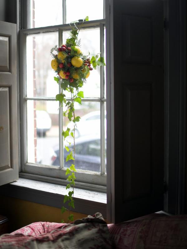 Berikut trik mudah untuk mendekorasi rumah dengan bunga-bunga agar meriah saat Natal.