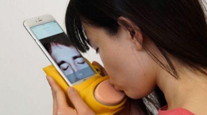 Kissenger, gadget unik dengan sensasi ciuman jarak jauh. Sumber: Mirror