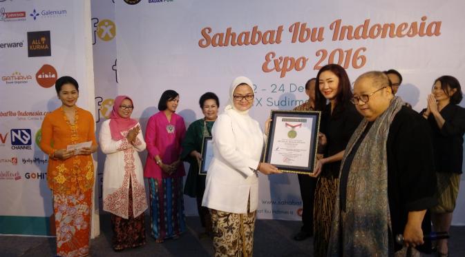 CEO & Penggagas Museum Rekor Indonesia, Jaya Suprana menyerahkan piagam rekor untuk Sahabat Ibu. Foto: Fenny Sasmitha
