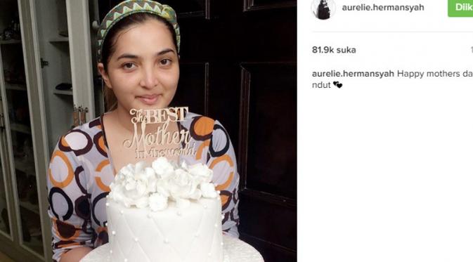 Aurel Hermansyah beri kue besar untuk Ashanty (Foto:Instagram)