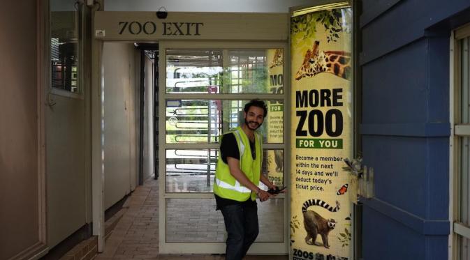 Ke kebun binatang. (Via: vice.com)