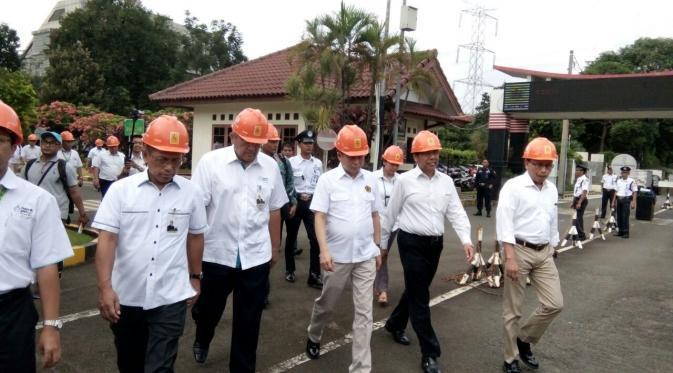 Menteri ESDM Ignasius Jonan melakukan kunjungan lapangan ke PT PLN, tepatnya Gardu Induk Tegangan Ekstra Tinggi (GITET) Gandul, Depok, Jawa Barat