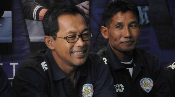 Aji Santoso bersama legenda Arema, Singgih Pitono masuk dalam skuat pelatih Arema FC musim 2017. (Bola.com/Iwan Setiawan)