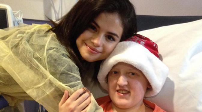 Merayakan Natal memang kerap dilakukan dengan cara yang berbeda oleh setiap orang. Selena Gomez contohnya, salah satu agenda Natalnya tahun ini ia mengunjungi rumah sakit anak dan berbagi kebahagiaan di sana. (doc.hollywoodlife.com)