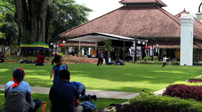Banyak warga mengunjungi Pendopo Kota Bandung atau rumah dinas Wali Kota Ridwan Kamil, Minggu (25/12/2016). (Liputan6.com/Kukuh Saokani)