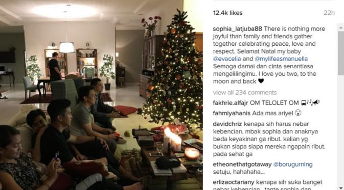 Kehangatan keluarga Sophia Latjuba bersama Ariel NOAH saat malam Natal. (Instagram @sophia_latjuba88)