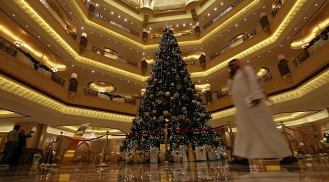 Pohon Natal di Emirates Palace, Abu Dhabi, Uni Emirat Arab. (Getty)