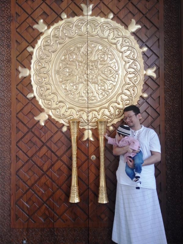 Baby and Daddy: Papoi dan Sherpa merayakan Idul Adha di Batu Licin, Banjarmasin.