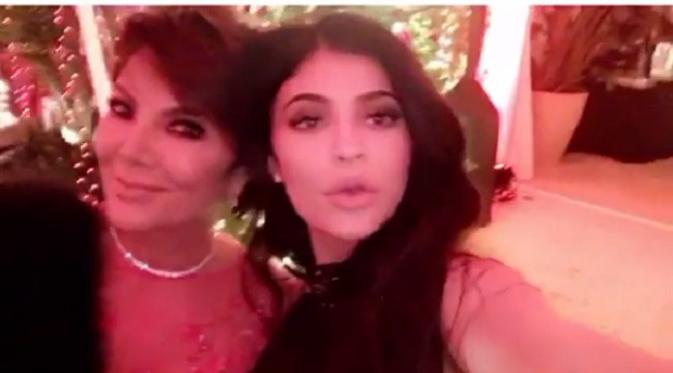 Kylie Jenner bersama ibunya, Kris. (via. Snapchat)