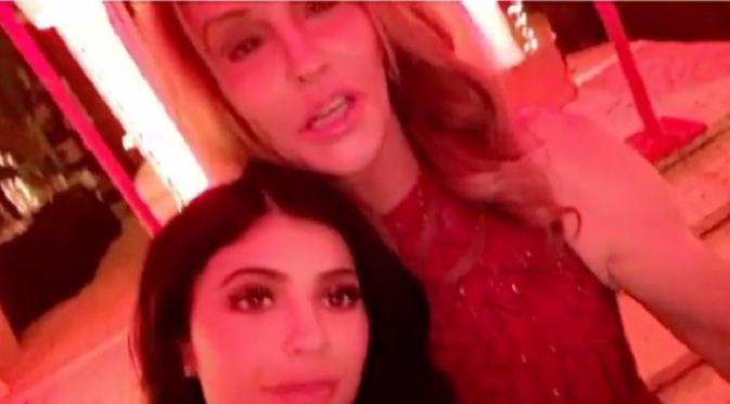 Kylie Jenner bersama ayahnya Caitlyn Jenner. (via. Snapchat)