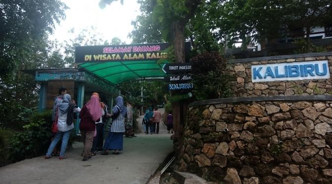 Para pengunjung dimanjakan keindahan dari atas bukit di Desa Kalibiru, Hargowilis, Kokap, Kabupaten Kulon Progo, DIY. (Liputan6.com/Yanuar H)