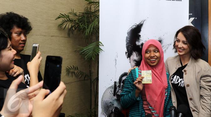 Julie Estelle berpose bersama calon penonton di acara Meet and Green film Headshot di XXI CBD Ciledug, Tangerang, Senin (26/12/2016). (Herman Zakharia/Liputan6.com)
