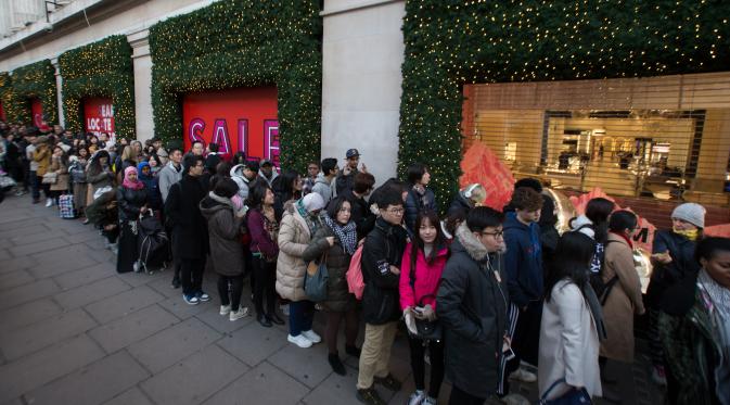 Pelanggan mengantre di luar Selfridges department stores menjelang Boxing Day di pusat kota London, Senin (26/12). Boxing Day merupakan tradisi hari belanja terbesar tahunan setiap 26 Desember atau sehari setelah Natal. (Daniel Leal-Olivas/AFP).