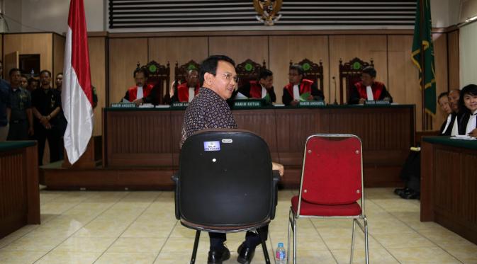 Terdakwa kasus dugaan penistaan agama Basuki Tjahaja Purnama (Ahok) menjalani sidang lanjutan di PN Jakarta Utara, Selasa (26/12). (Liputan6.com/Eko Siswono Toyudho/Pool)