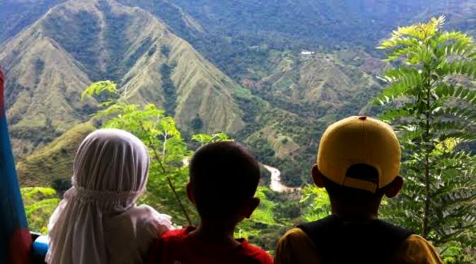 Wisatawan mengisi libur akhir tahun di kaki Gunung Buttu Kabobong atau lebih dikenal dengan sebutan Gunung Nona di Enrekang, Sulsel. (Liputan6.com/Fauzan)