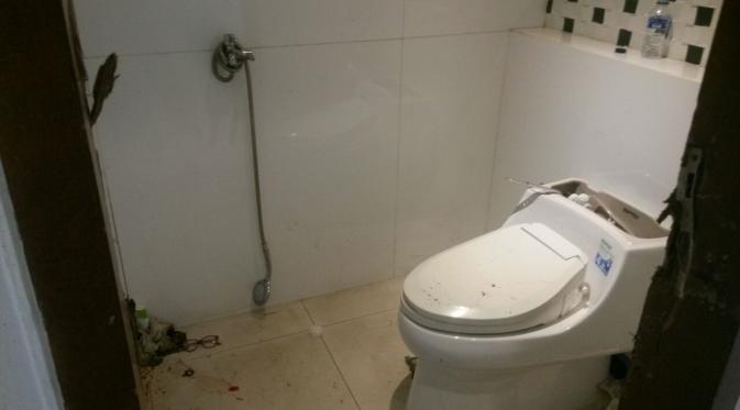 Kondisi kamar mandi berukuran 2x1 meter tempat 11 korban perampokan di Pulomas disekap. (Ist)