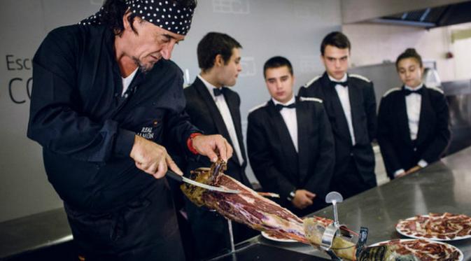Berpengalaman puluhan tahun, Florencio dibayar puluhan juta setiap kali mengiris daging ham. 